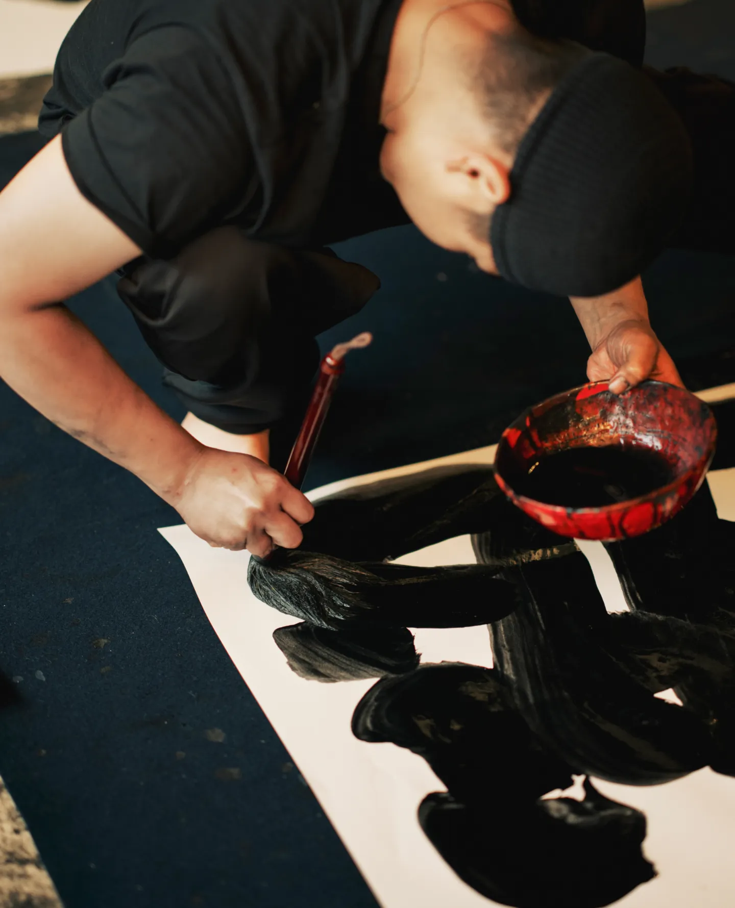 Calligrapher Daichiro Shinjo creating calligraphy