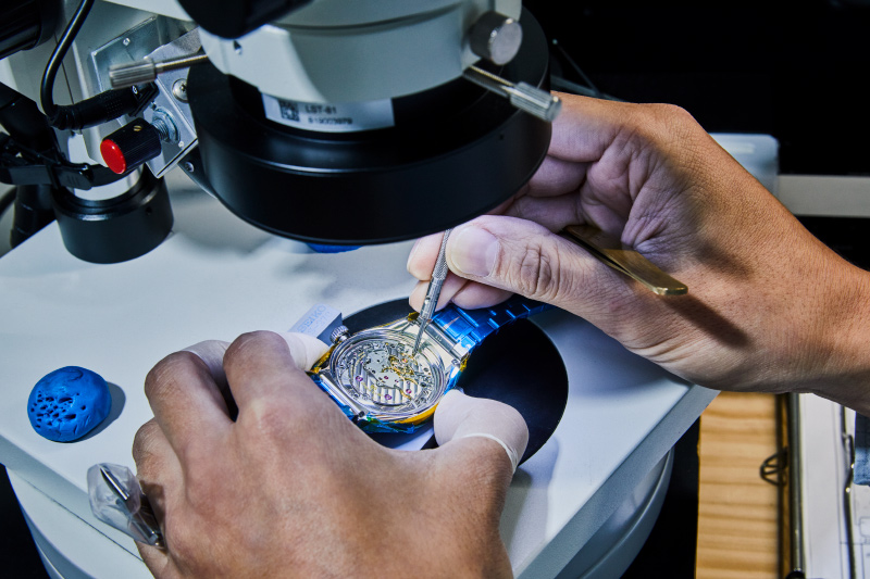 基本的に、１つの腕時計に対して１人の技術者が診断し、修理を行う