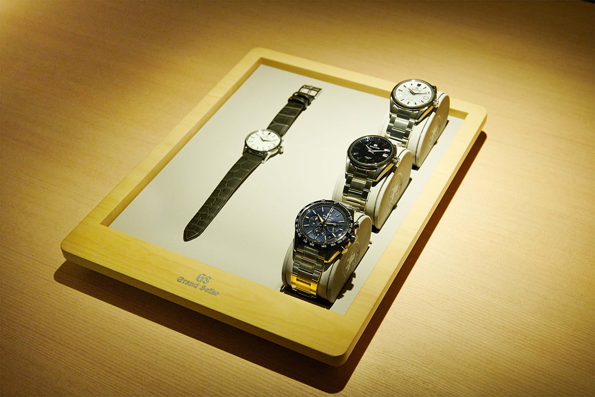 光と陰の演出による空間のもと、グランドセイコーの腕時計を実際に装着することができる「触覚」エリア