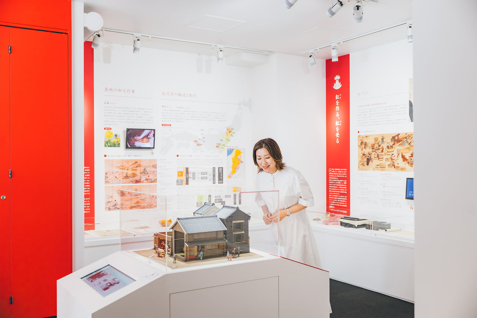 「紅ミュージアム」では、紅の歴史や伝統的な紅づくりの方法などが紹介されている。「紅花は私の出身地、山形県の花なので身近に感じます」と長井さん。ミュージアムでは、日本の化粧の歴史を振り返る展示も楽しめる。
