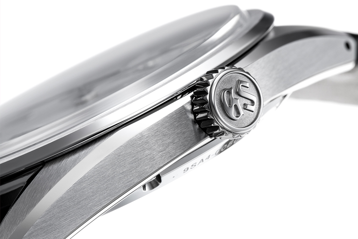 The crown was redesigned on watches equipped with Caliber 9SA4 in pursuit of winding feel.