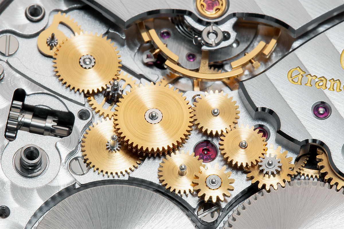 The power reserve indicator mechanism is ingeniously placed in a narrow space.