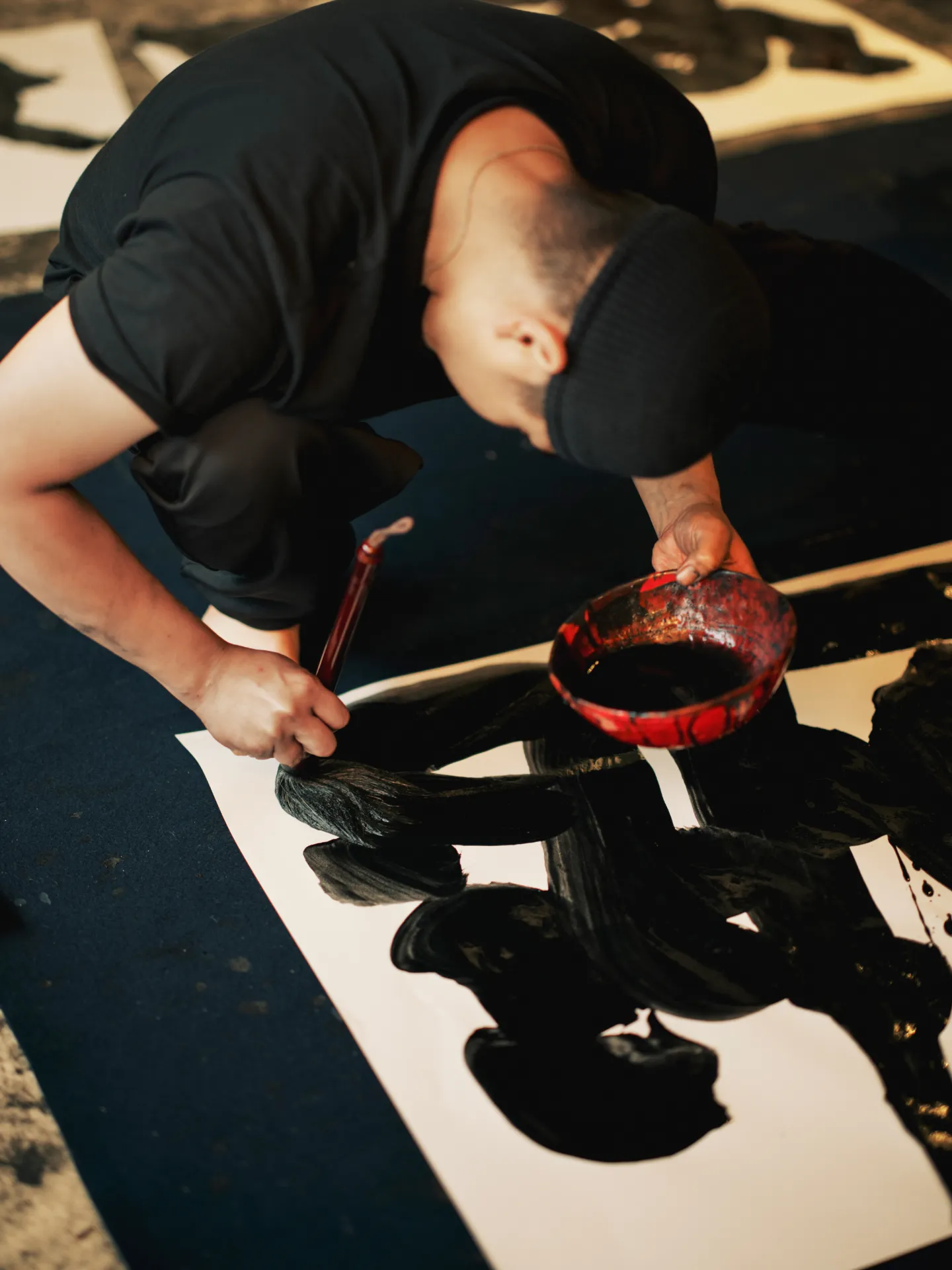 Calligrapher Daichiro Shinjo creating calligraphy